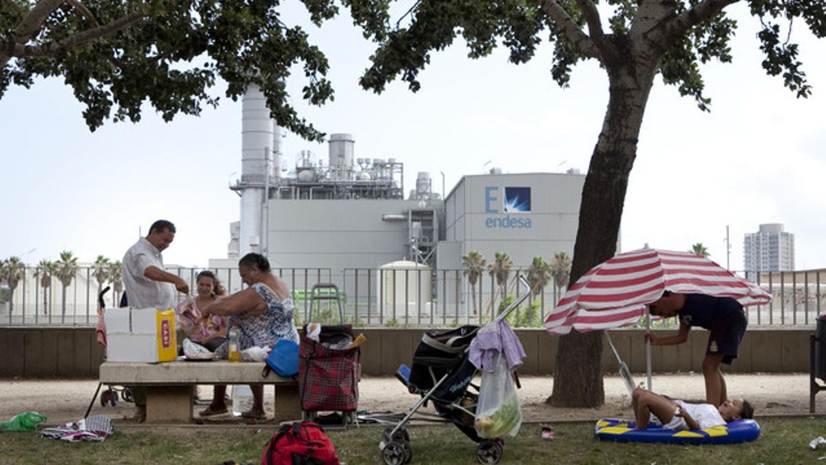 La familia de Rafael Cortés, en paro, pasa el día en el Parc del Litoral, el domingo.