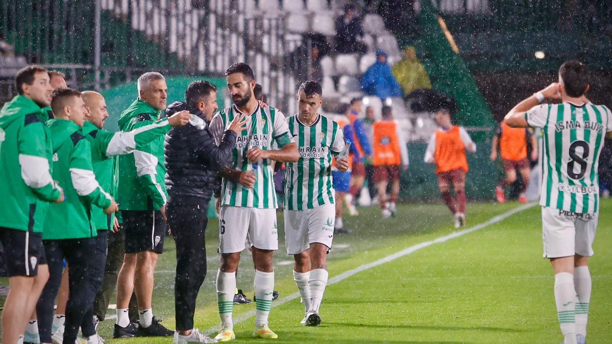 Rubén Alves conversa con Iván Ania tras su expulsión ante el Deportivo.