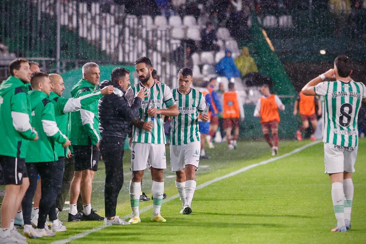 Rubén Alves conversa con Iván Ania tras su expulsión ante el Deportivo.