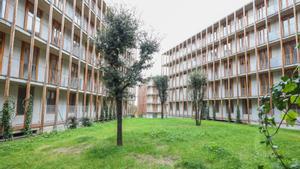 Els primers veïns entren a viure als 136 nous pisos públics de l’AMB-Impsol Gavà