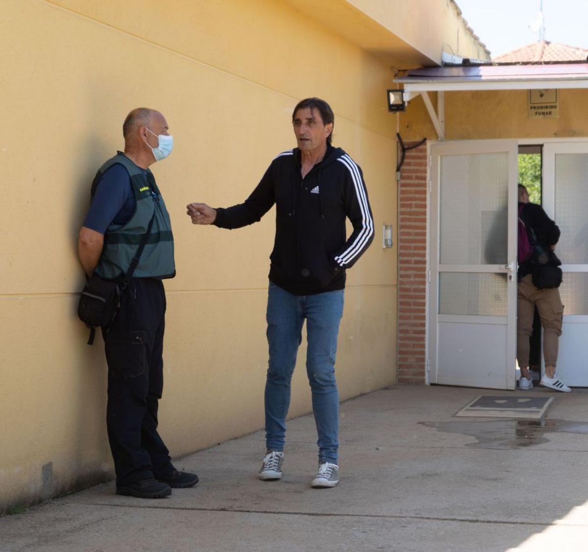 El alcalde de Moraleja, a la derecha, junto a un guardia civil.