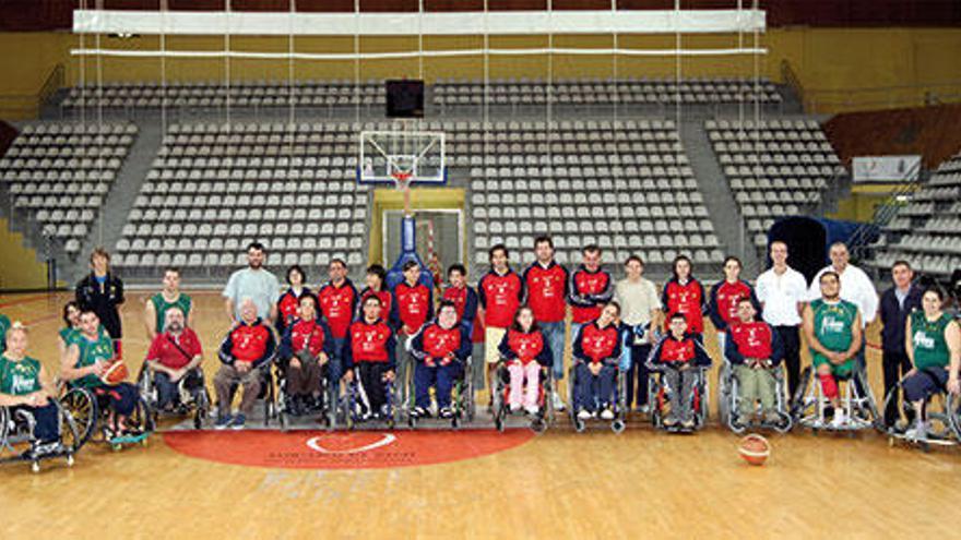 El grupo de deportistas que forman parte de las escuelas deportivas del Amfiv y los jugadores del primer equipo.
