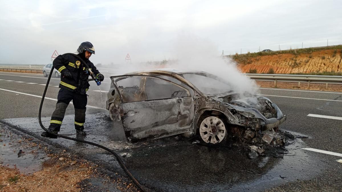 Labores de extinción de las llamas de un coche incendiado en Zamora, a la altura de Fontanillas de Castro.