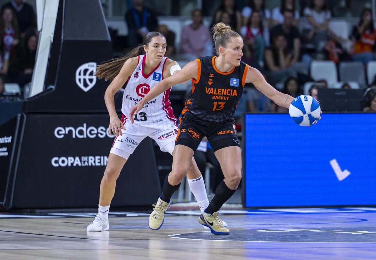 Helena Pueyo defiende a Leo Fiebich durante la Copa de la Reina