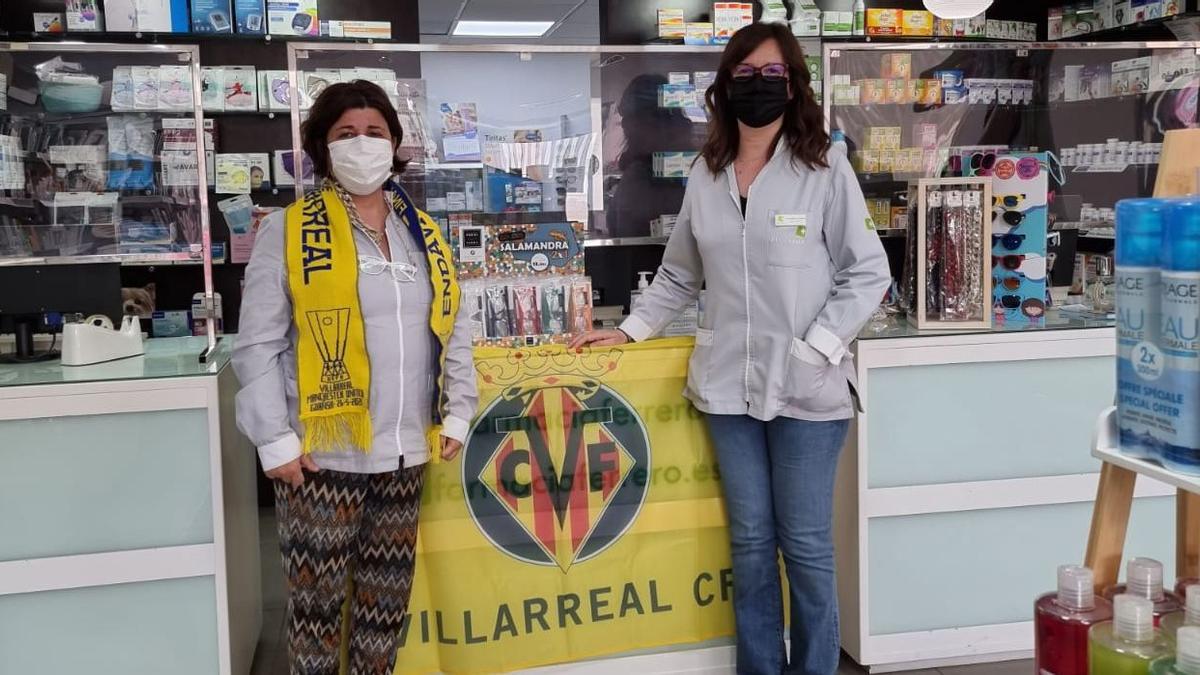 Imagen de una farmacia de Vila-real, con la bandera del Villarreal.