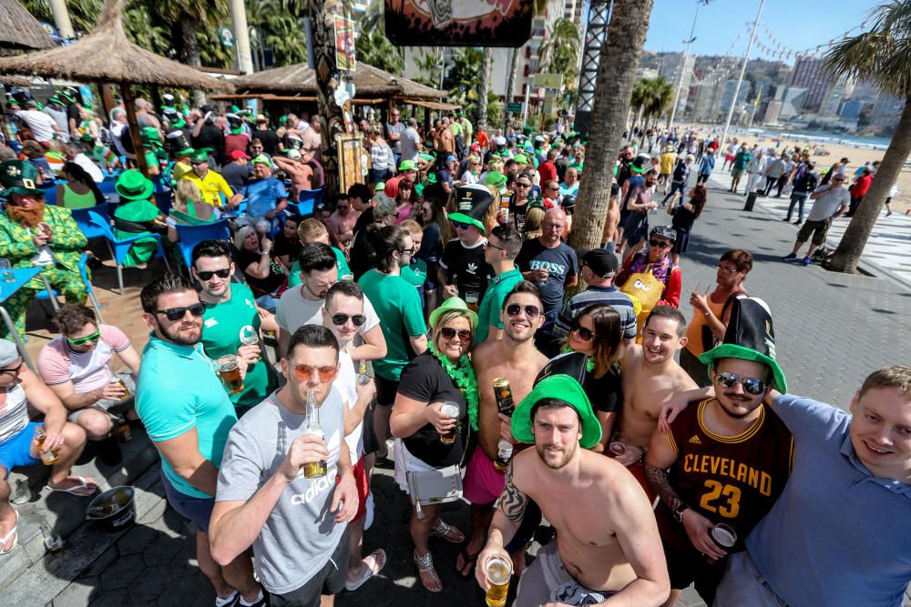 Cientos de turistas y vecinos celebran la fiesta nacional irlandesa y tiñen las calles de verde