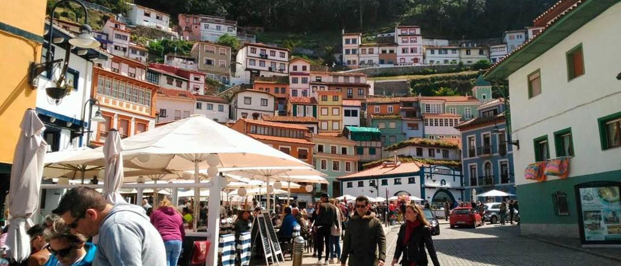 Turistas en La Ribera de Cudillero, con el anfiteatro al fondo.