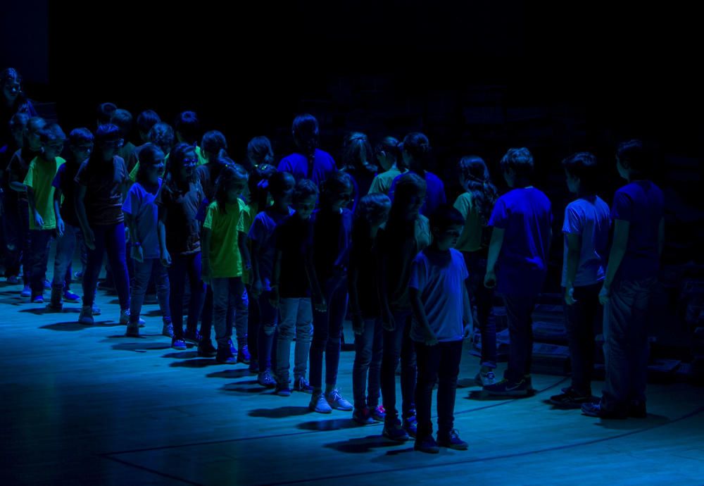 Los niños del coro UTEM en un momento de su actuación