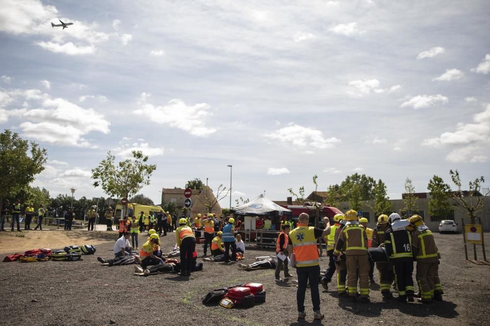 Simulacre d''accident amb drons a l''aeroport.