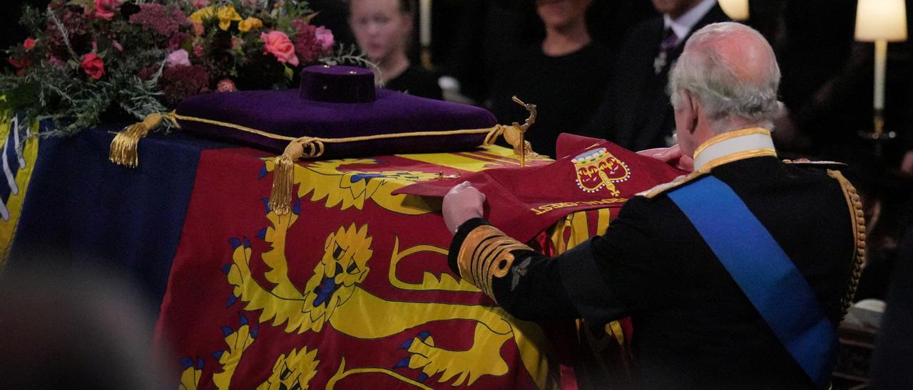 Carlos III, durante el funeral de su madre en la capilla de San Jorge del castillo de Windsor.