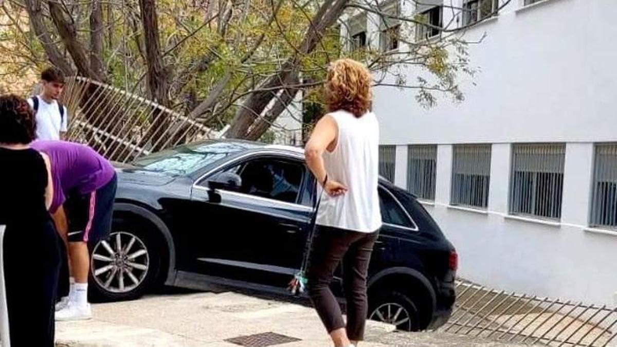 Vehículo empotrado en la valla del instituto.