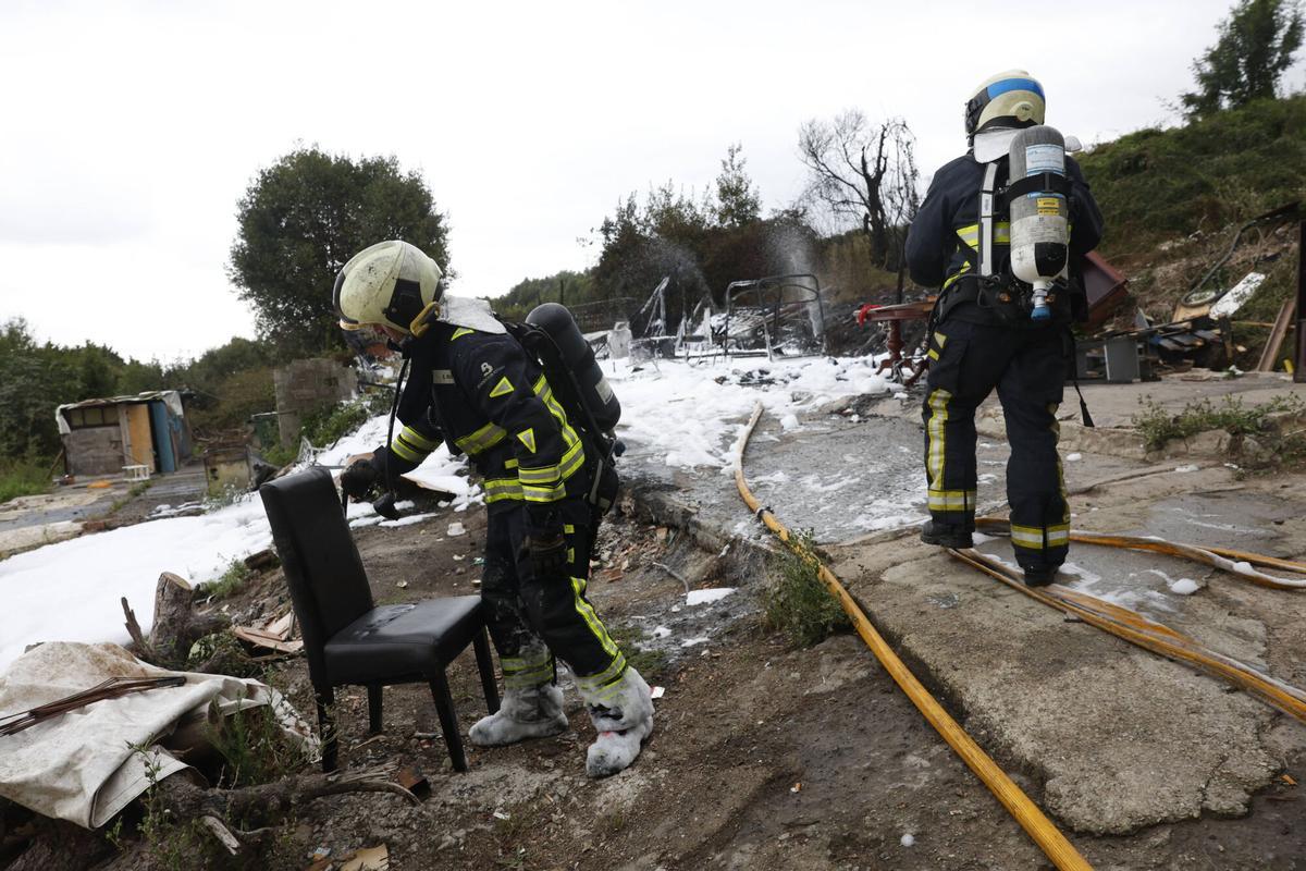 Incendio en las chabolas de los gitanos de Luanco. La paxarina Incendio en las chabolas de los gitanos de Luanco. La paxarina