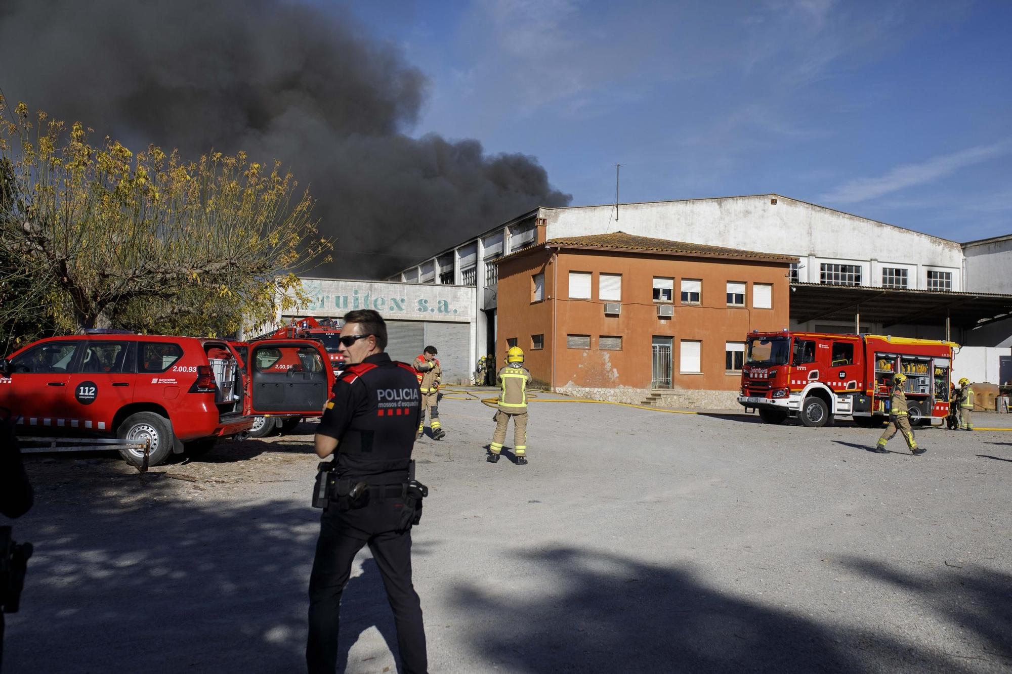 Aparatós incendi en una nau industrial a Vilobí