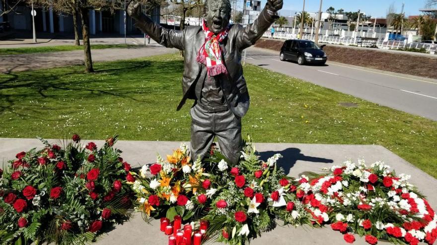 La estatua de Preciado, rodeada de flores este domingo.