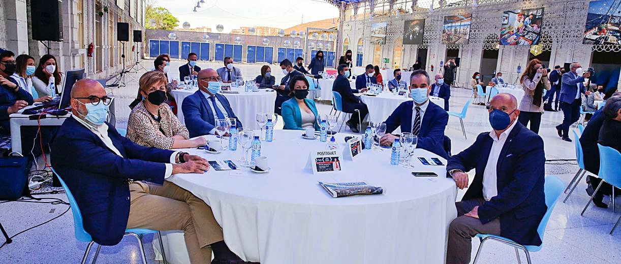 Miguel Quintanilla, CEO del grupo IDEX; Marián Cano, presidenta ejecutiva de la Asociación Valenciana de Empresarios de Calzado (AVECAL); Pablo Serna, CEO de TM Grupo Inmobiliario; Carolina Gracia Gómez, diputada provincial PSOE; Ricard Cabedo Serna, director general de Relaciones Empresariales de Mercadona y Javier Mondéjar, del departamento de Comunicación de la Cámara de Comercio de Alicante.