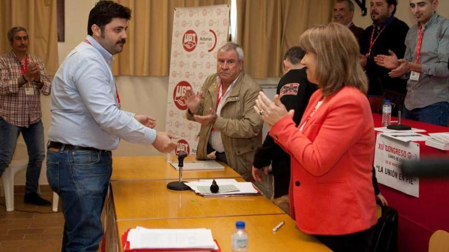 Ángel García Montes recibe el aplauso de sus compañeros de sindicato tras ser proclamado secretario general de UGT del Nalón en el congreso celebrado ayer en Campo de Caso.