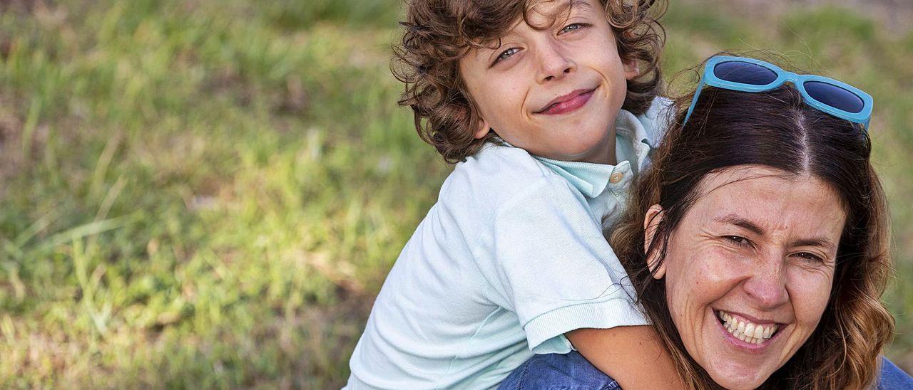 Flor Borrás y su hijo Iñaki, en Baiona.