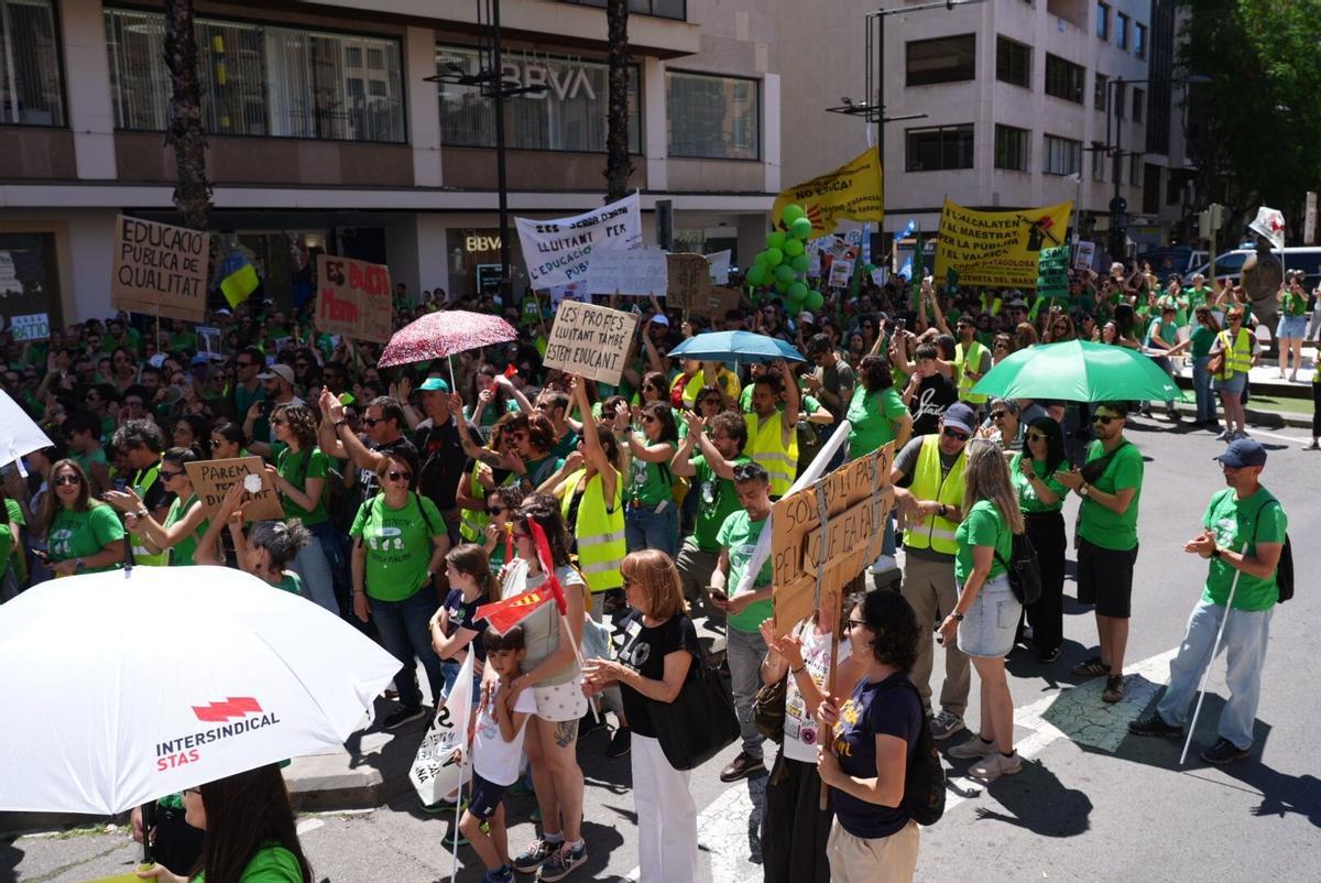 Manifestación de profesores ante la delegación de Hacienda de la Generalitat en el décimo día de huelga.