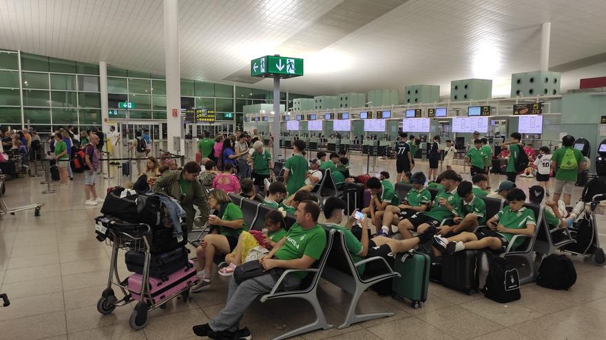 Las fotos del centenar de deportistas mallorquines que Vueling ha dejado tirados dos días en Barcelona