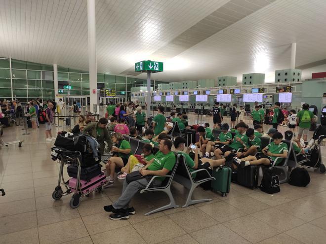 Las fotos del centenar de deportistas mallorquines que Vueling ha dejado tirados dos días en Barcelona