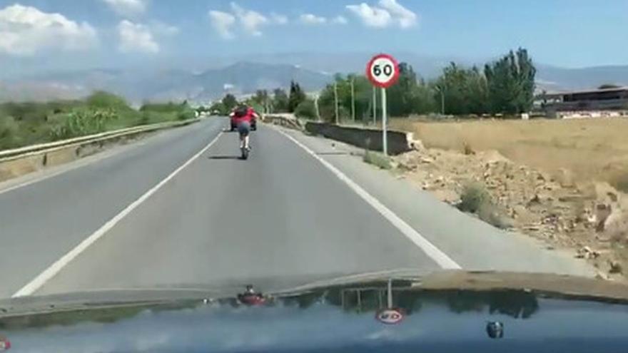 Vídeo insólito: En patinete eléctrico por la carretera y a 100 kilómetros por hora