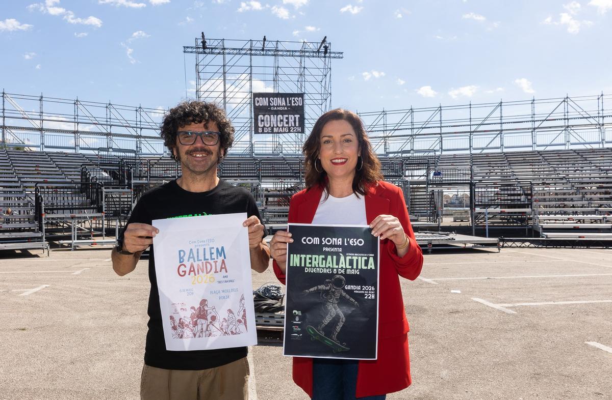 Alcover y Sapena frente al escenario montado.