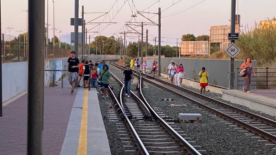 Desalojan el TRAM por un falso aviso de bomba de un pasajero en el túnel de Sangueta en Alicante