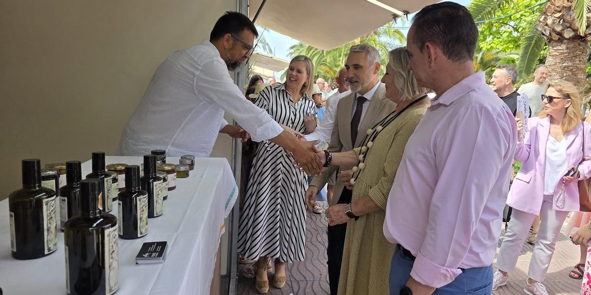 Una decena de productores de la provincia acercan al público una selección de vinos, aceites, dulces tradicionales, embutidos y otros productos artesanales.
