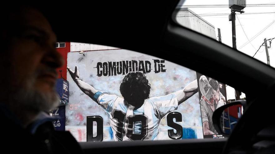 Sale a subasta la pelota del partido en el que Maradona marcó el célebre gol de la "Mano de Dios"