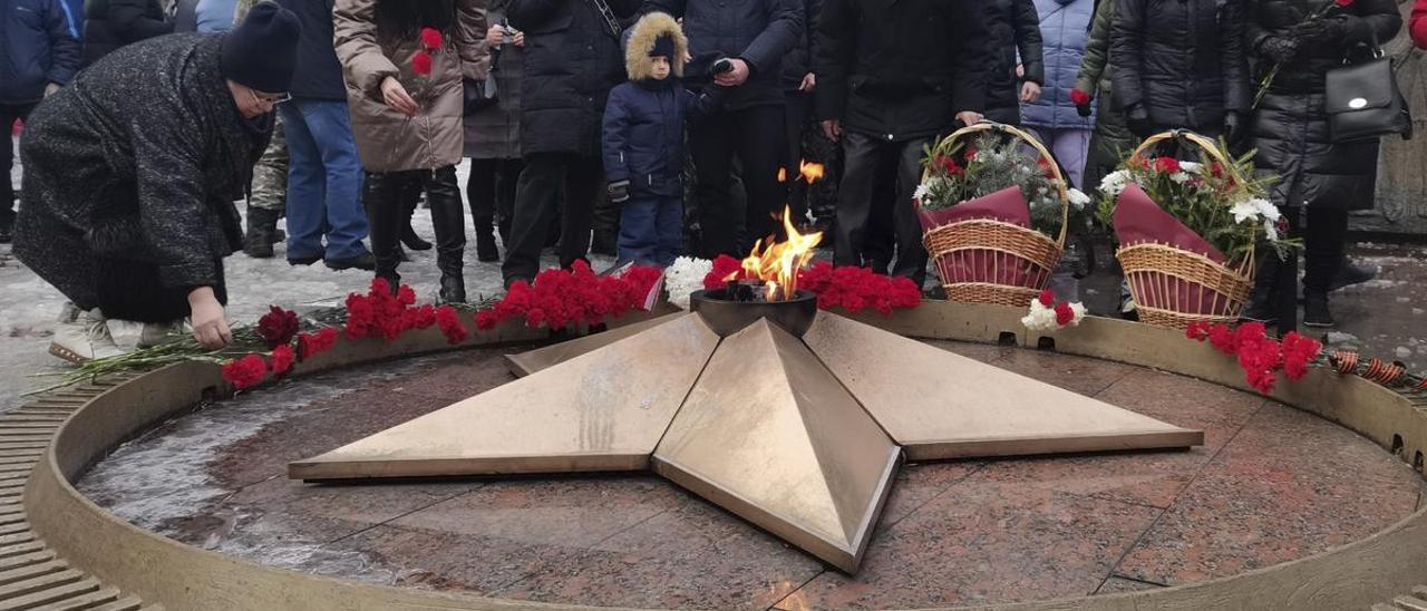 Residentes de Samara rinden tributo a los soldados rusos caídos en Nochevieja.