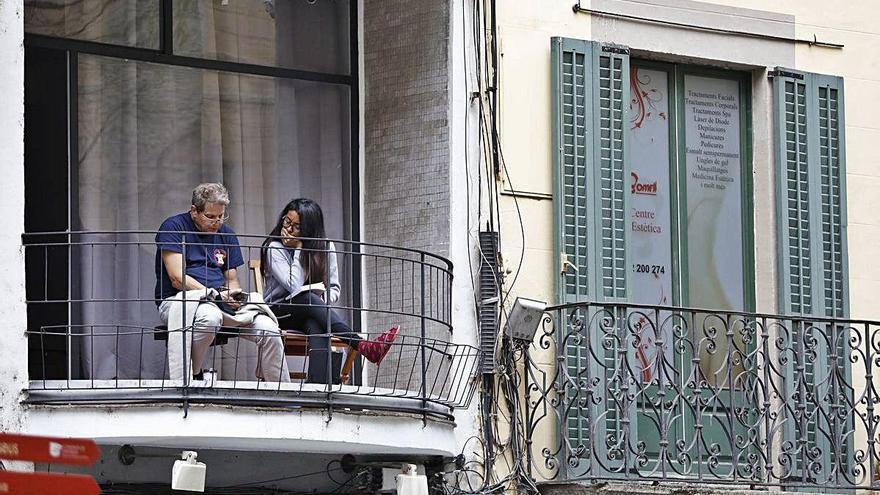 Dues persones en un balcó a Girona durant els mesos de confinament.