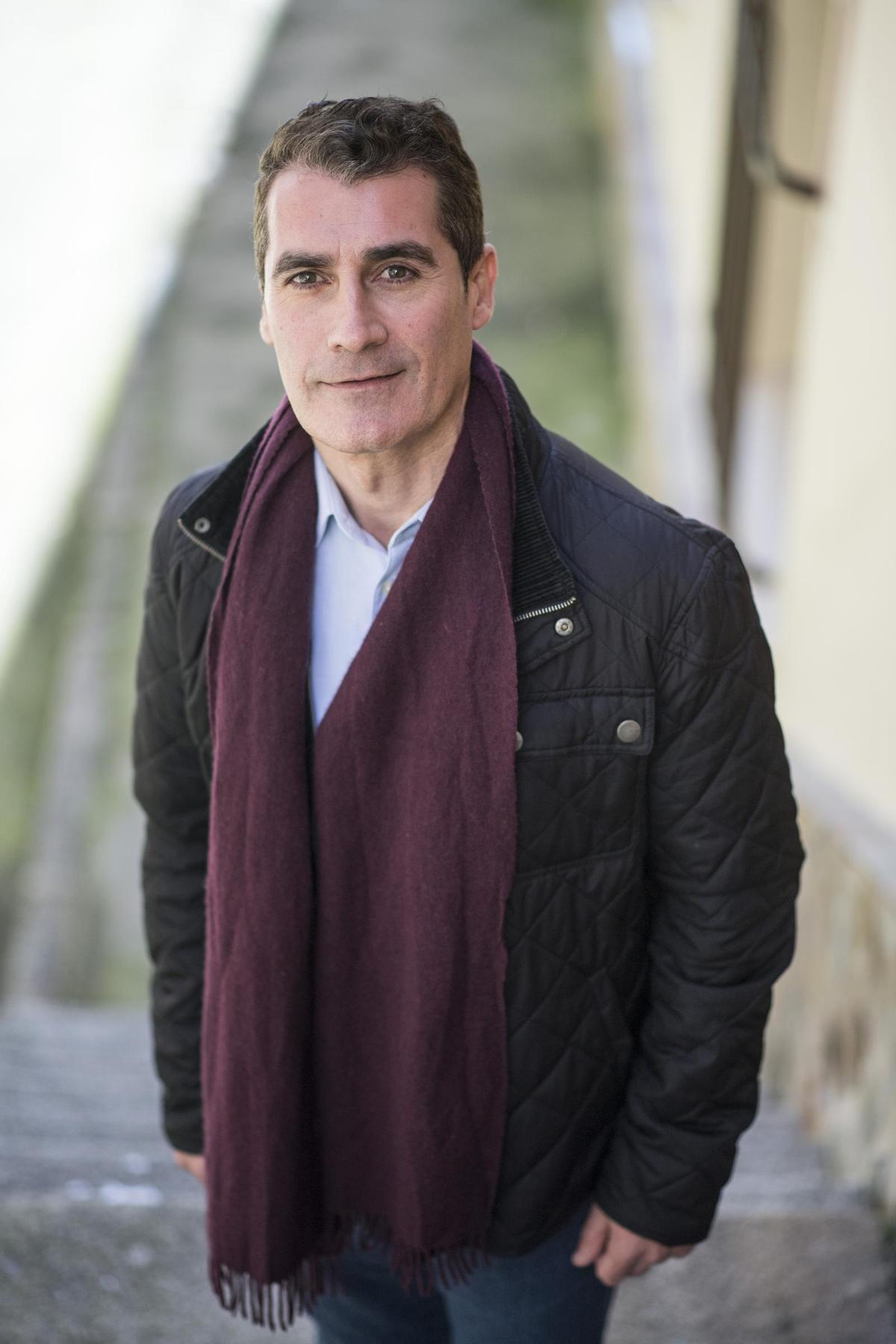 Sergio Pérez Martín posa en Cáceres tras la entrevista.