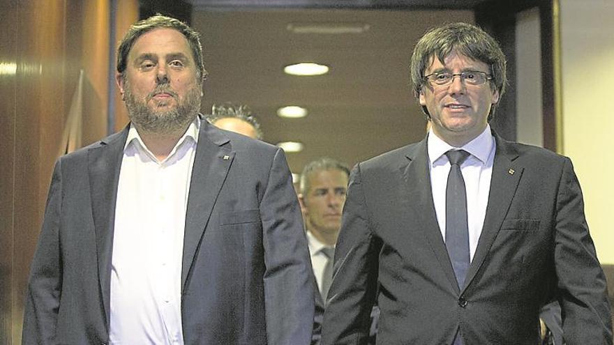 Puigdemont y Junqueras pugnan ahora por liderar el independentismo