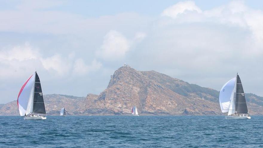 Foto de familia de los vencedores de esta edición de la Regata Rías Baixas. |  // MARTA DOMÍNGUEZ