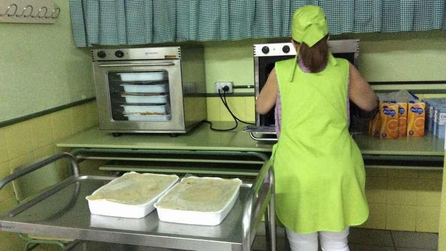 Una trabajadora preparando los menús en un colegio de Oviedo.