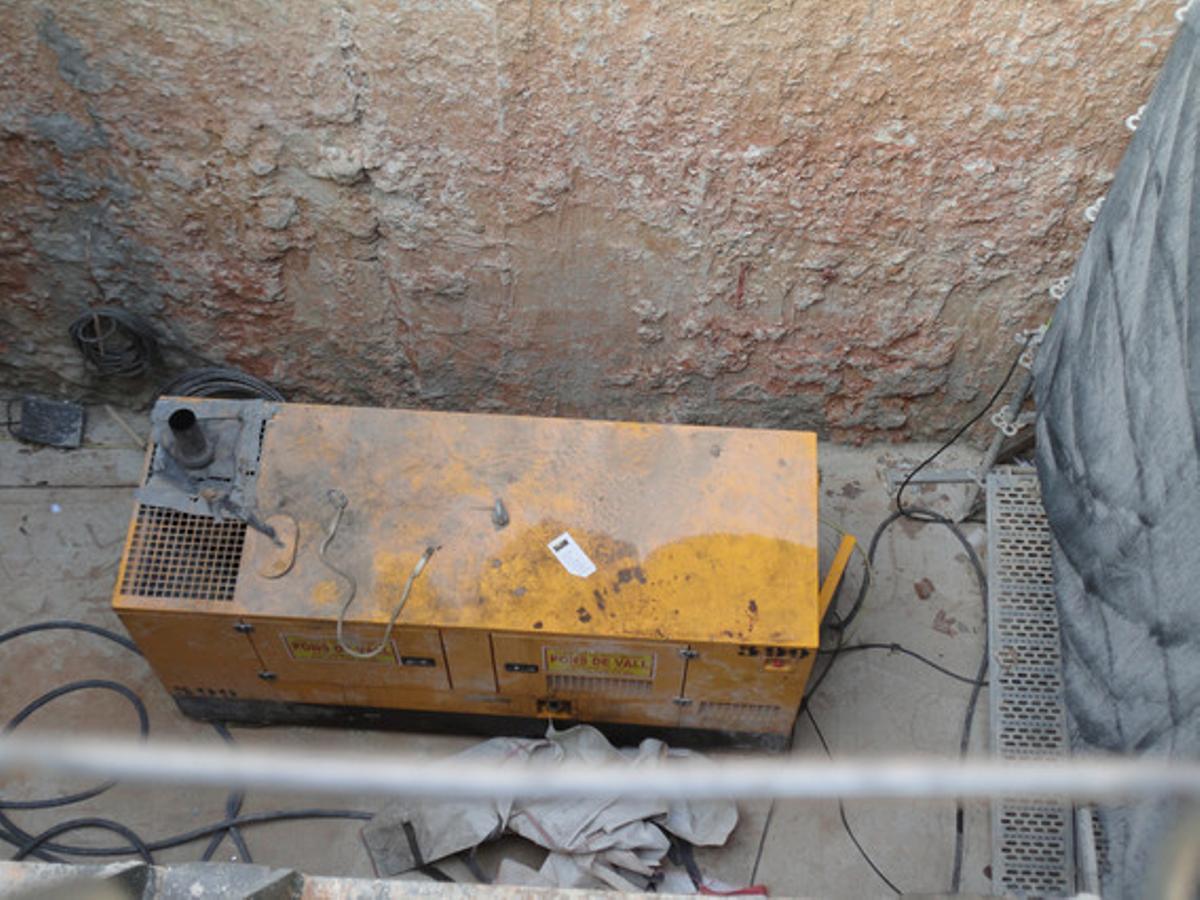Contamina, fa mala olor i fa soroll.A la cruïlla dels carrers de Mallorca i Padilla, de Barcelona, on es va perforar el pou per al túnel de l’AVE, encara es treballa amb una màquina que funciona amb gasoil. Està en marxa sense parar des de fa setmanes i, a més de contaminar i fer mala olor, el soroll i el fum resulten insuportables. Suposo que podria seguir amb electricitat, i seria tot més net. ¿Han mesurat les autoritats la qualitat de l’aire en aquest lloc?
