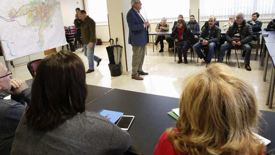 Representantes de los colectivos firmantes durante una reunión celebrada el viernes en Vallobín.