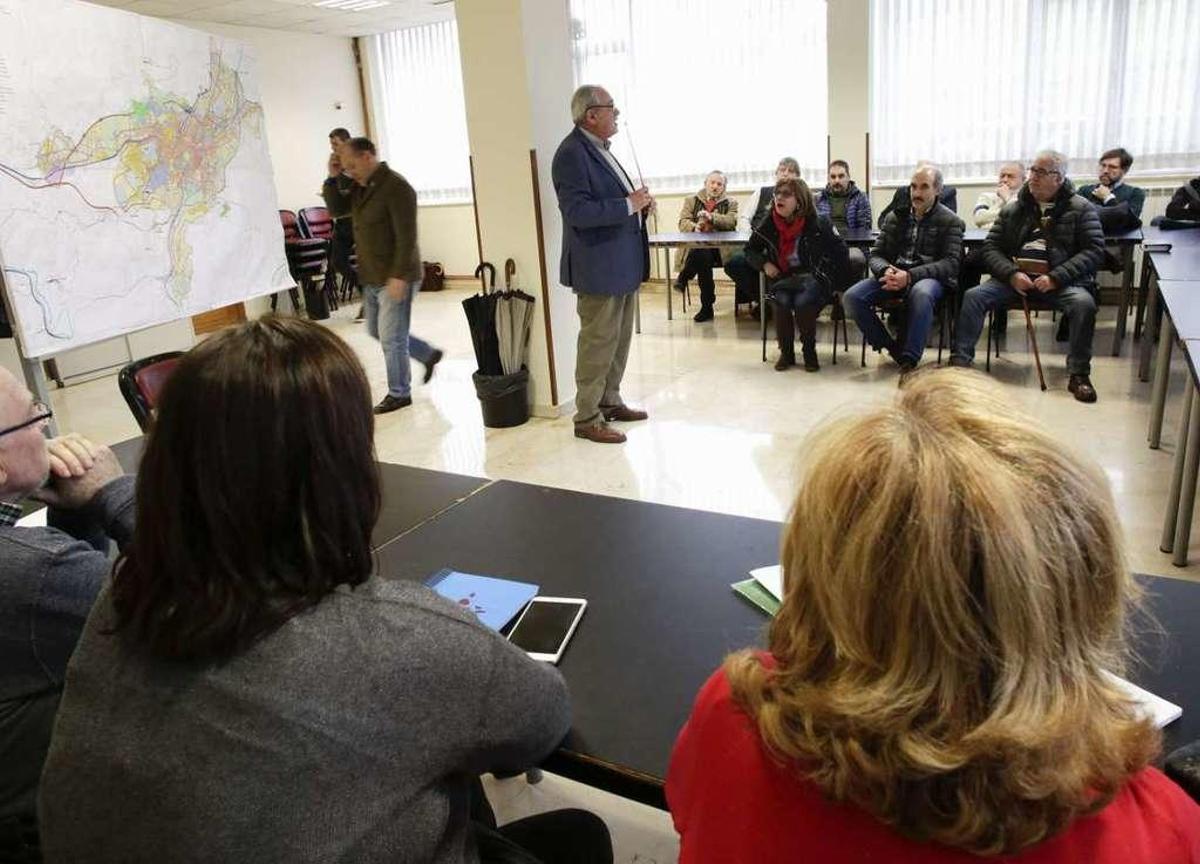 Representantes de los colectivos firmantes durante una reunión celebrada el viernes en Vallobín.