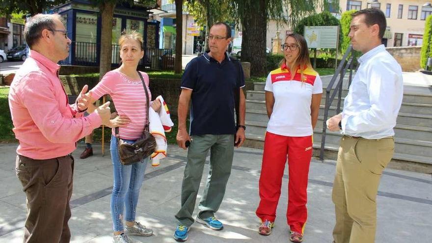 Carolina Ganado (segunda por la derecha) conversa junto a sus padres con el alcalde (derecha) y el concejal de Deportes (izquierda).