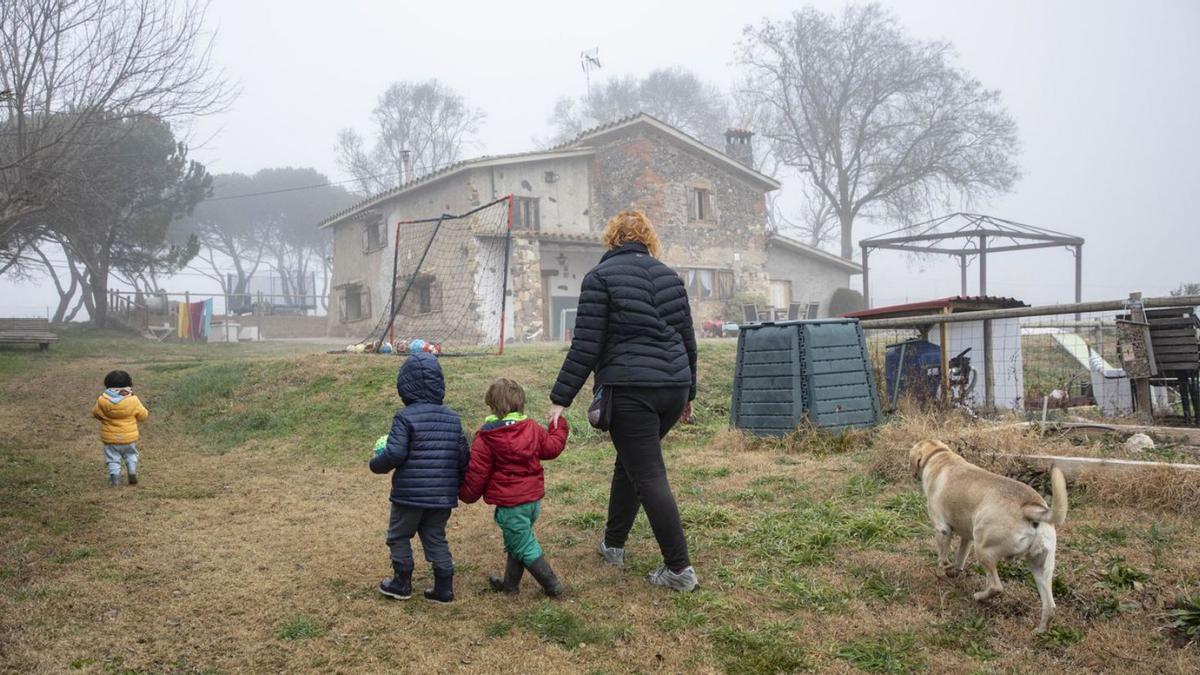 L’Agnès, que ha adaptat el seu domicili particular de Sils com a llar de criança. | DAVID APARICIO