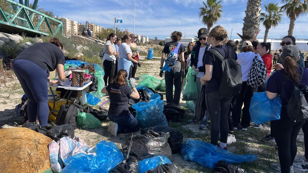 Netial colaboró con la Universidad de Alicante en una acción que se centró en la playa de San Gabriel.
