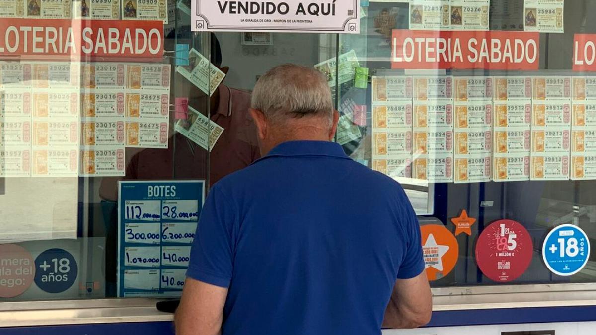 Imagen de archivo de una persona en un puesto de Loterías y Apuestas del Estado
