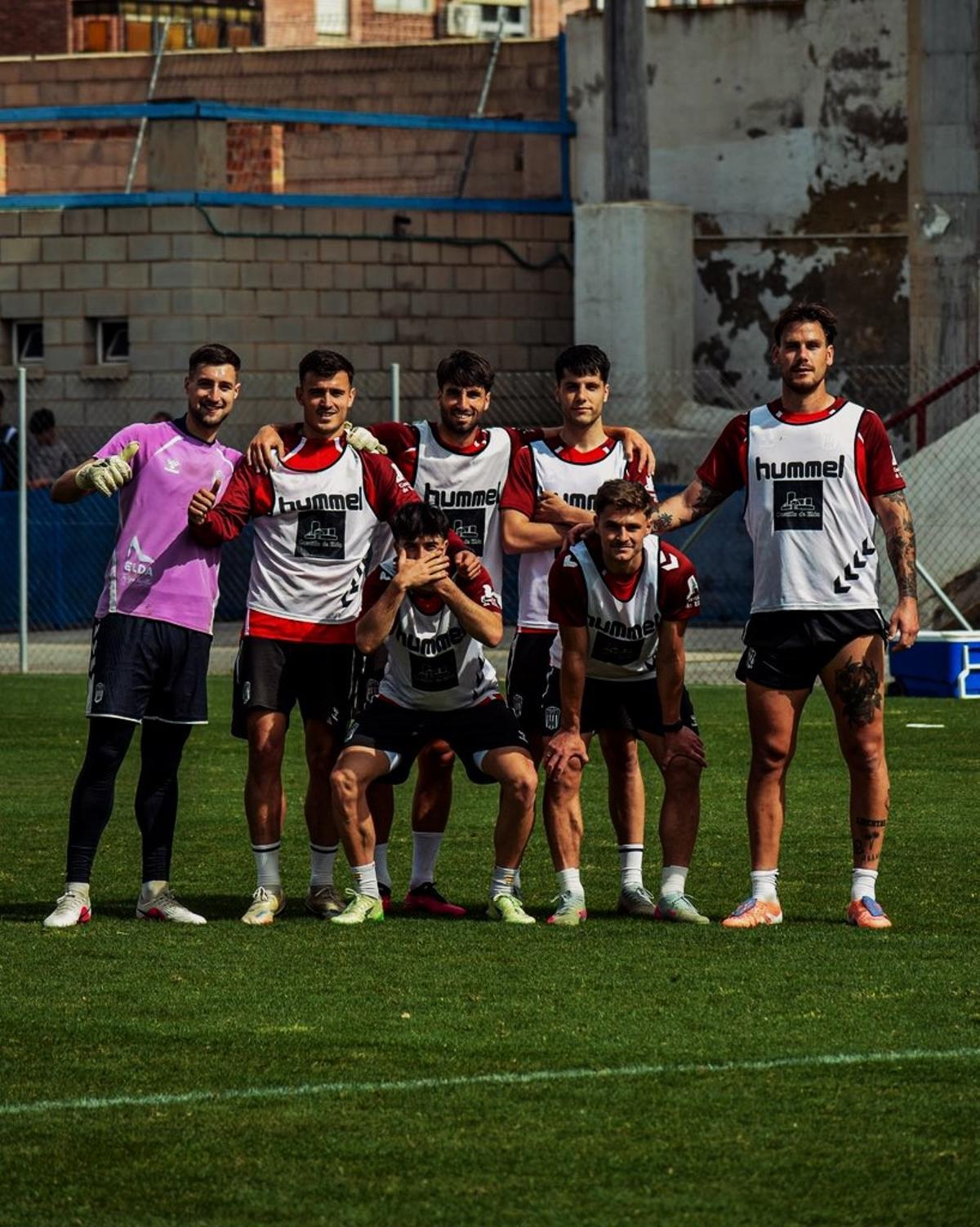 Los jugadores del Eldense, antes de emprender viaje a Sevilla, después del entrenamiento.