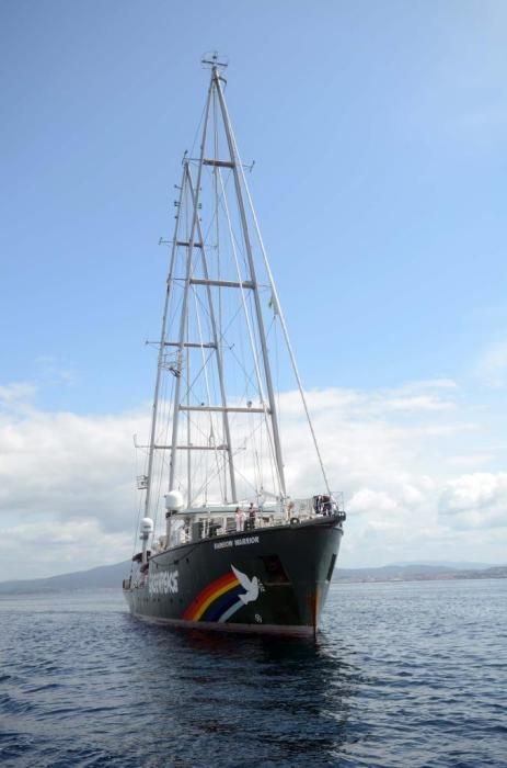 A Illa despide a toda vela al Rainbow Warrior de Greenpeace