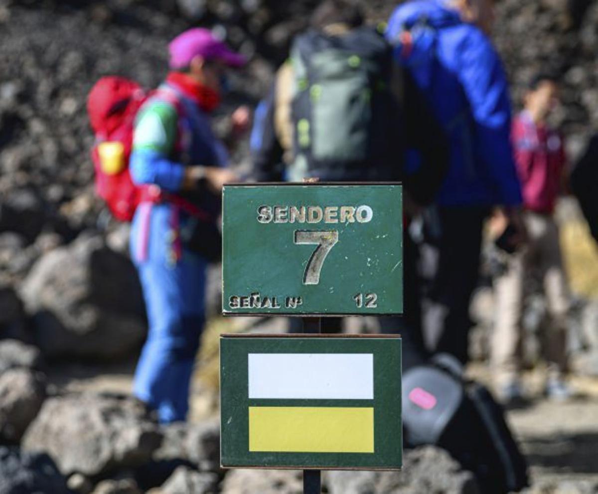 Personal del Cabildo en el Parque Nacional del Teide; Señalética en sendero del Parque Nacional del Teide ; La presidenta del Cabildo, durante una visita al parque nacional.| E.D.