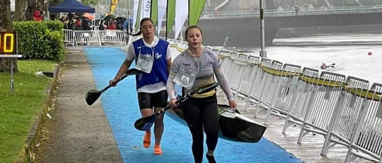 Lúa Cubiella (O Muiño) y Sara Durán (Portonovo) durante un porteo en Pontevedra. |  // FDV