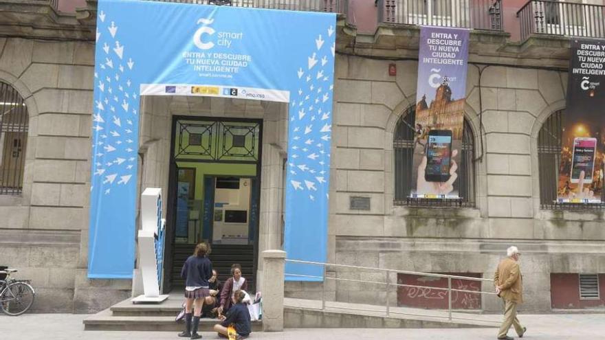 Exterior de la Casa da Cultura Salvador de Madariaga, con un pórtico anunciando la exposición.