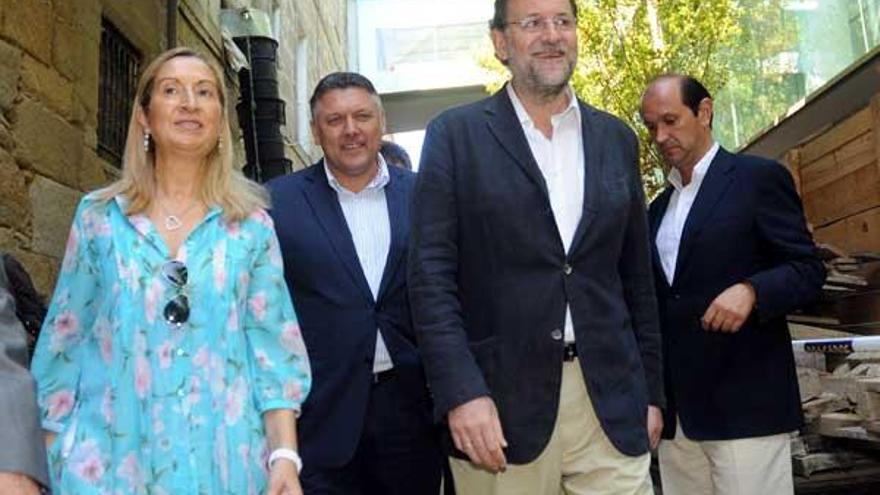 Ana Pastor, Telmo Martín y Rafael Louzán acompañan a Mariano Rajoy ayer en Pontevedra