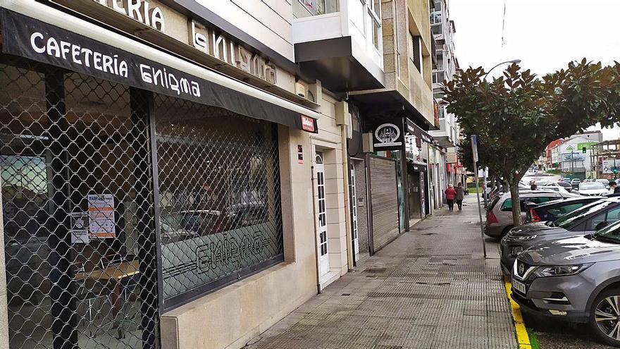 Un establecimiento de hostelería con las persianas bajadas, ayer, en la parroquia de Chapela. | // FDV