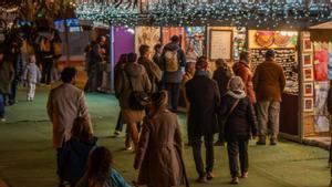 Una família amb nens passeja per una fira de Nadal de Barcelona. | JORDI OTIX